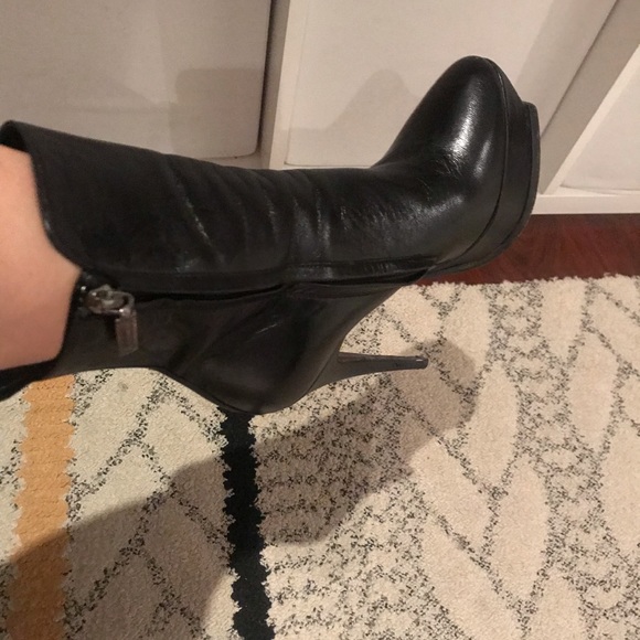 Saint Laurent Nero Black Leather Bootie - Picture 5 of 5